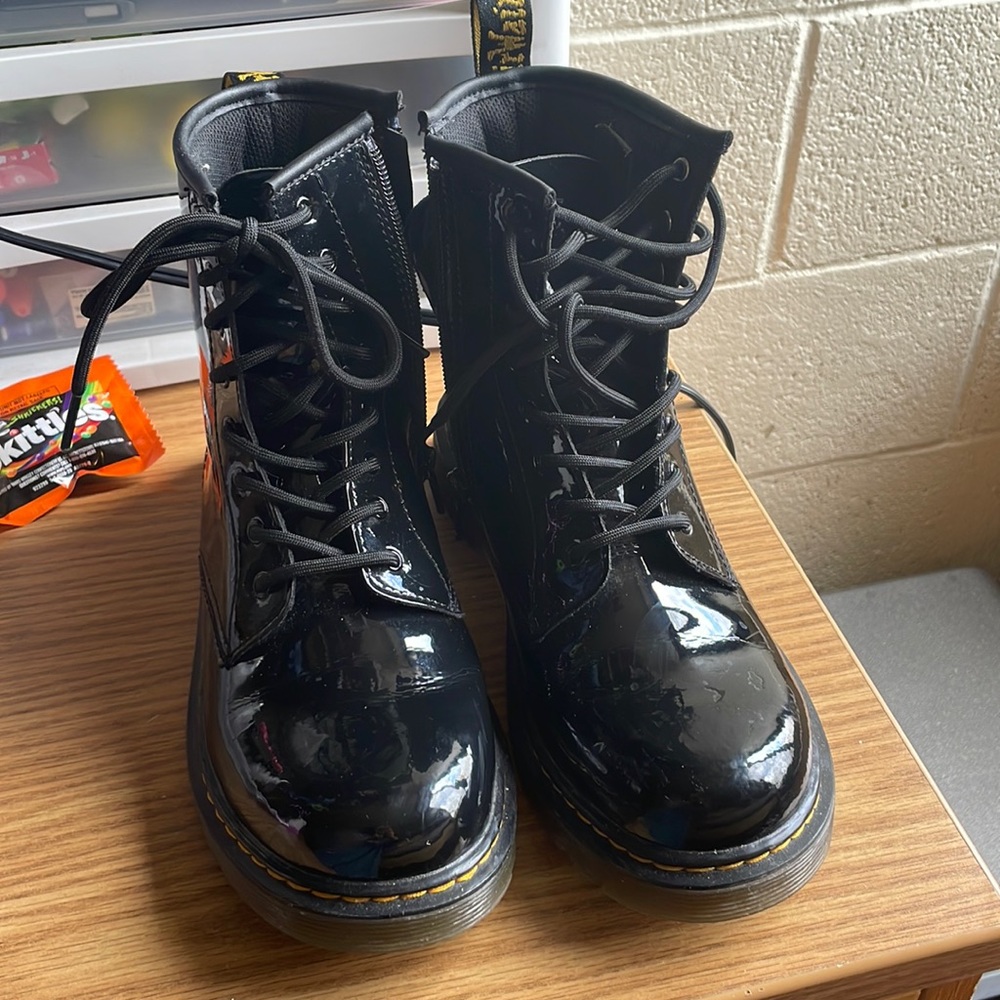 Dr Martens no box no tear or wear bought it but it doesn’t fit me.